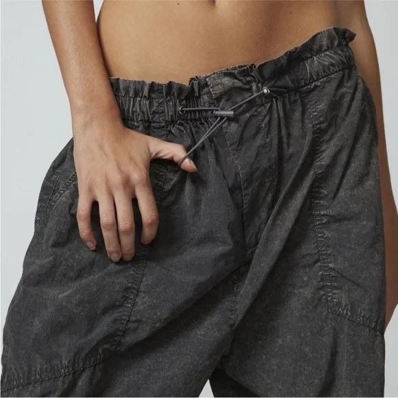 NWT Urban Outfitters Sloan Nylon Balloon Pants. Size: XS. Excellent condition - Picture 3 of 14
